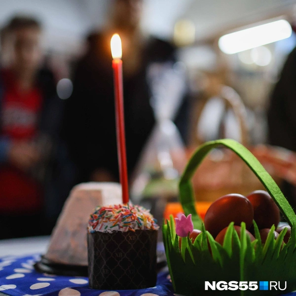 Омичи проснулись пораньше и пришли в храм утром, чтобы разложить на столе выпечку | Источник: Евгений Софийчук / NGS55.RU