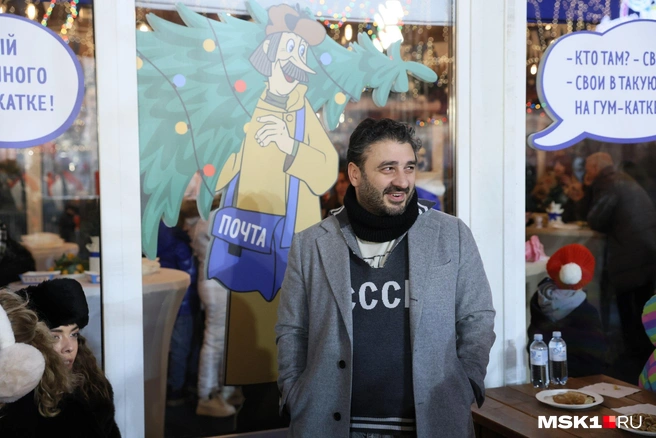 В отличие от других звезд, которые пришли на каток в удобной спортивной одежде (или похожей на нее), Сарик Андреасян надел классическое пальто | Источник: Артем Устюжанин / MSK1.RU