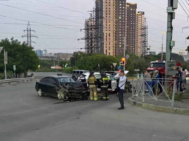 Минимум два автомобиля получили повреждения | Источник: Новосибирский паблик / Telegram