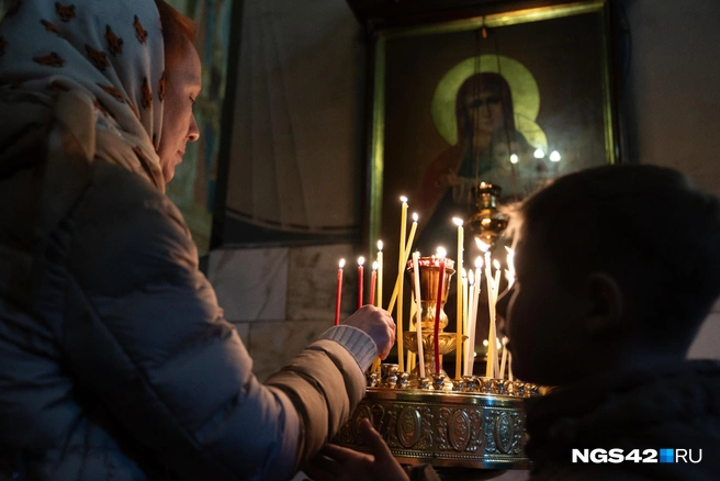 Многие кемеровчане приходили на ночную службу с детьми и молились за родных и близких | Источник: Евгений Горбачев / NGS42.RU