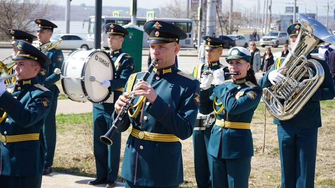 Прозвучал гимн России в исполнении военного оркестра | Источник: Дума города Иркутска / T.me