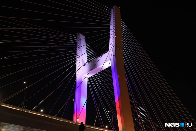 В группе «ВИС» рассказали, что в честь открытия 114-метровый пилон вантового моста окрасился в цвета российского флага. Горожане сообщали, что подсветку тестировали накануне важного события | Источник: Александр Ощепков / NGS.RU