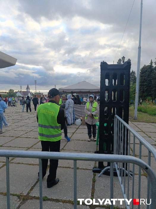 На входе попросили показать сумку. Сразу предупредили, что стеклянные бутылки проносить нельзя — с ними не пустят | Источник: Юлия Дроглева