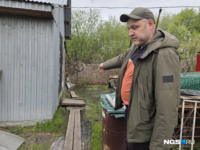 Жителям приходится прокладывать дорожки по своим участкам | Источник: Елизавета Шаталова / NGS.RU