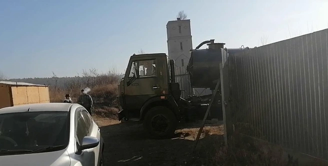 Не будет воды, зато уберут фекалии из подвала. Узнали, когда устранят аварию в Антипихе, где объявили ЧС | Источник: видео Михаила Шибаева