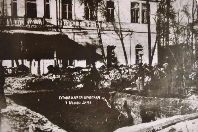 В 1918 году во дворе Белого дома была организована братская могила, в которой были похоронены 107 бойцов. Спустя время их перезахоронили на Лисихинском кладбище. Спустя почти 50 лет на месте братской могилы появился памятник борцам революции | Источник: Э.&nbsp;К.&nbsp;Гетке / pastvu.com