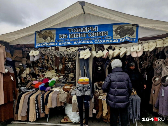 Товары из Монголии сразу привлекают внимание необычной вывеской | Источник: Виктория Федорова / 164.RU