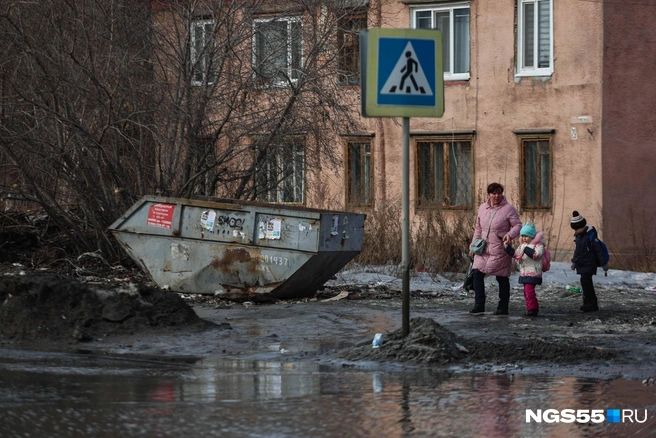 Возможно, омские лужи — альтернатива бассейна для детей. В некоторых и взрослый может научиться плавать | Источник: Евгений Софийчук / NGS55.RU