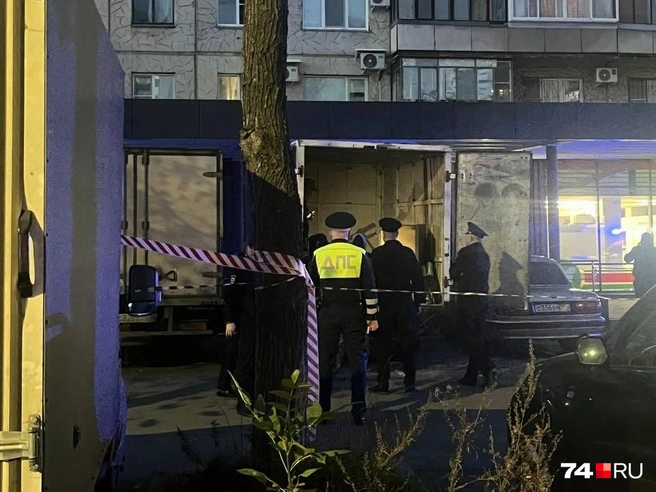 Действия силовиков насторожили прохожих | Источник: читатель 74.RU