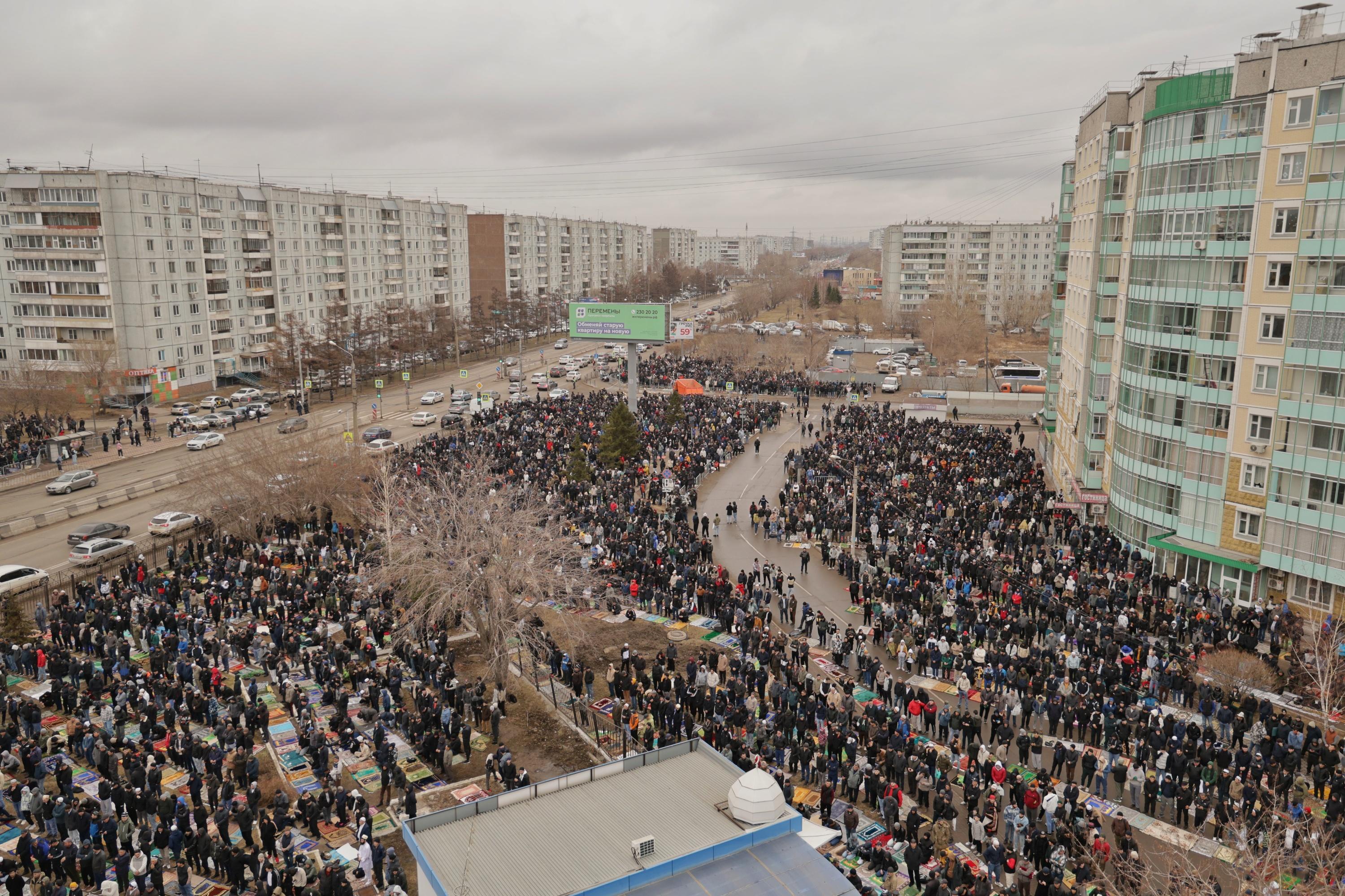 Около 30 тысяч красноярцев пришли на праздничный намаз возле Соборной  мечети - 10 апреля 2024 - НГС24.ру