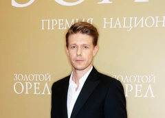 Элегантная блондинка со строгим стилем: Никита Ефремов представил публике новую девушку