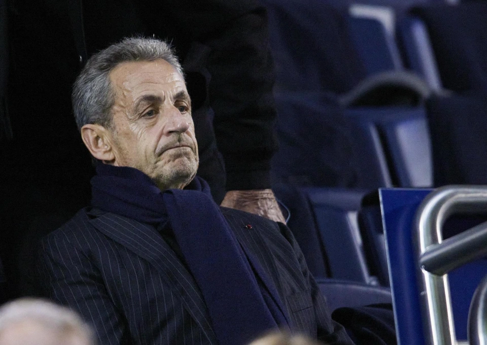 Нет пижам и сырой багет: Николя Саркози написал мемуары про 20 дней в тюрьме