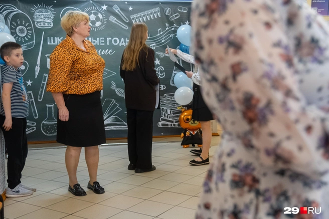 Любовь Санна может пожурить первоклашек за баловство, позаботиться, чтобы на всех хватило чая, посадить цветы на крыльце и много чего еще | Источник: Иван Митюшёв / 29.RU