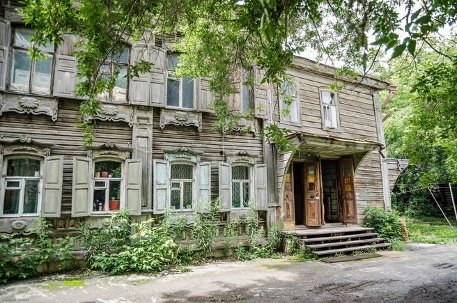 В 2015 году в доме еще кипела жизнь. На подоконниках стояли цветы в горшках, развевались тюлевые занавески | Источник: Сергей Бушуев / Vk.com