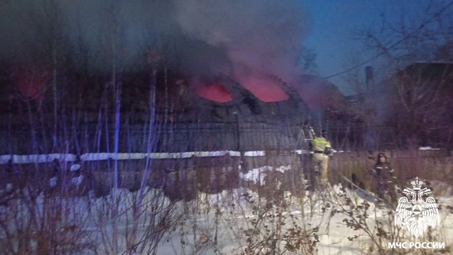 Для ликвидации огня были привлечены 35 сотрудников спасательного ведомства и 7 единиц специальной техники | Источник: МЧС России