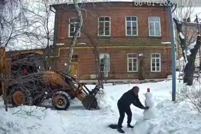 Тракторист из Оренбурга спас снеговика