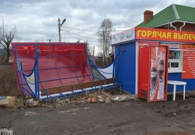 В Рязанской области ветер опрокинул автобусную остановку | ya62.ru
