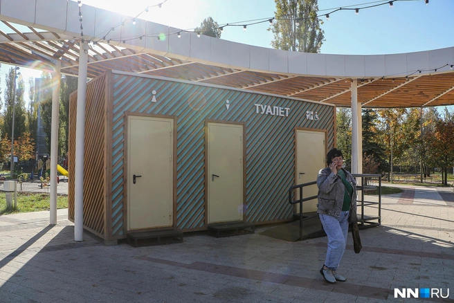 В туалет ежедневно пытаются попасть посетители парка, но он обычно закрыт | Источник: Наталья Бурухина / NN.RU
