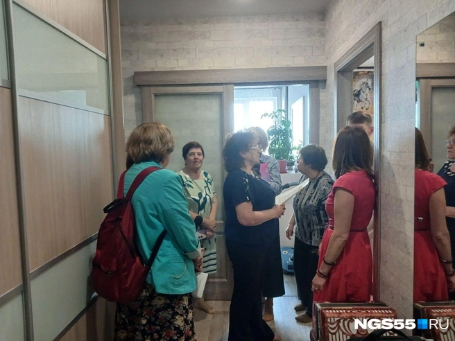 Поддержать семью пришли пенсионерки-активистки  | Источник: Сергей Энквист / NGS55.RU 