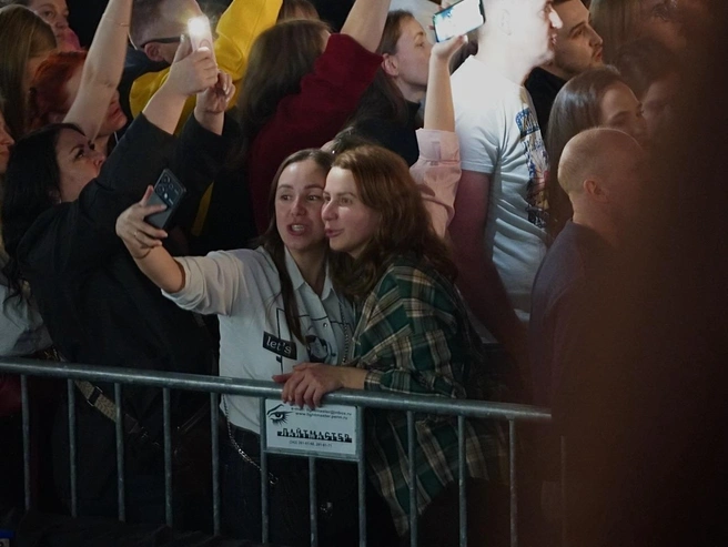 Зрители делали селфи на память | Источник: Полина Зайцева / 76.RU