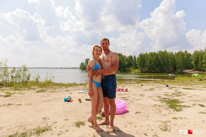 А эта семейная пара — постоянные гости пляжа