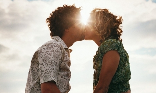 Фото №1 - Чем хороши поцелуи и чем они опасны