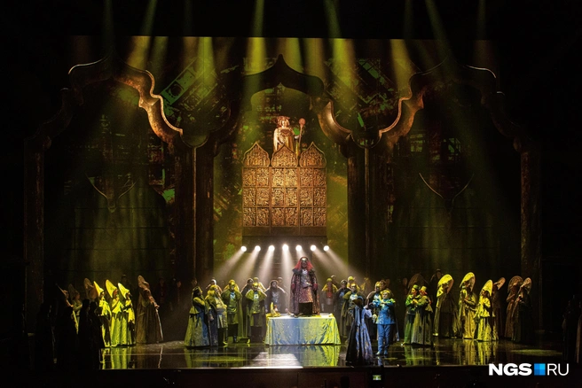 Есть те, кто хотят сходить на спектакль в НОВАТ | Источник: Александр Ощепков / NGS.RU