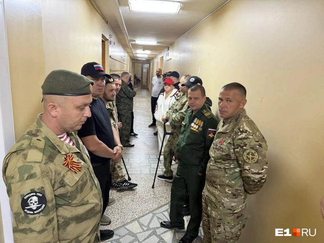 Ветераны ждали оглашения в коридоре | Источник: Дарья Манохина / E1.RU
