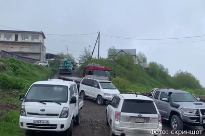 Жители Авачи перекрыли въезд технике, протестуя против сноса гаражей