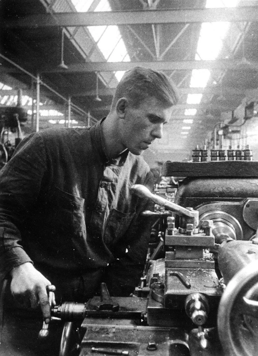 Токарь-пятисотник завода им. Сталина В.&nbsp;П.&nbsp;Кочкин. 11 октября 1944 года | Источник: Из фондов СОГАСПИ