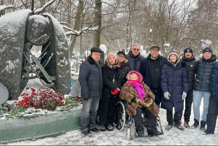 Татьяна Тарасова приехала на кладбище в инвалидной коляске: «Папе исполнилось бы 105 лет»