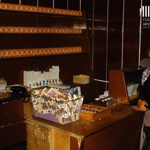 Табачный отдел незадолго до «табачного бунта» летом 1990-го: на прилавках&nbsp;— только спички | Источник: Госархив Пермского края