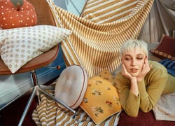 Уютно! Эмма Чемберлен запустила коллекцию товаров для дома