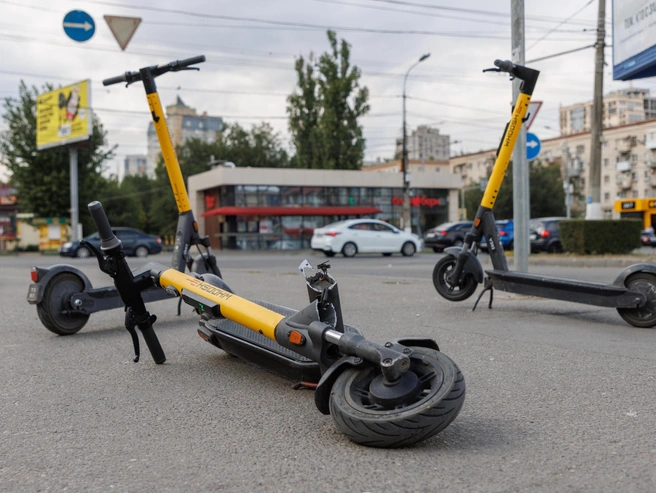 За оставленный в неразрешённом месте электросамокат владельцу грозит существенный денежный штраф. | Источник: Алексей Волхонский / V1.RU
