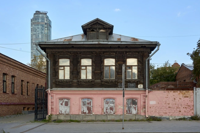 Усадьба расположена по адресу Горького, 41 (ранее 2-я Береговая, № 29) | Источник: Брусника