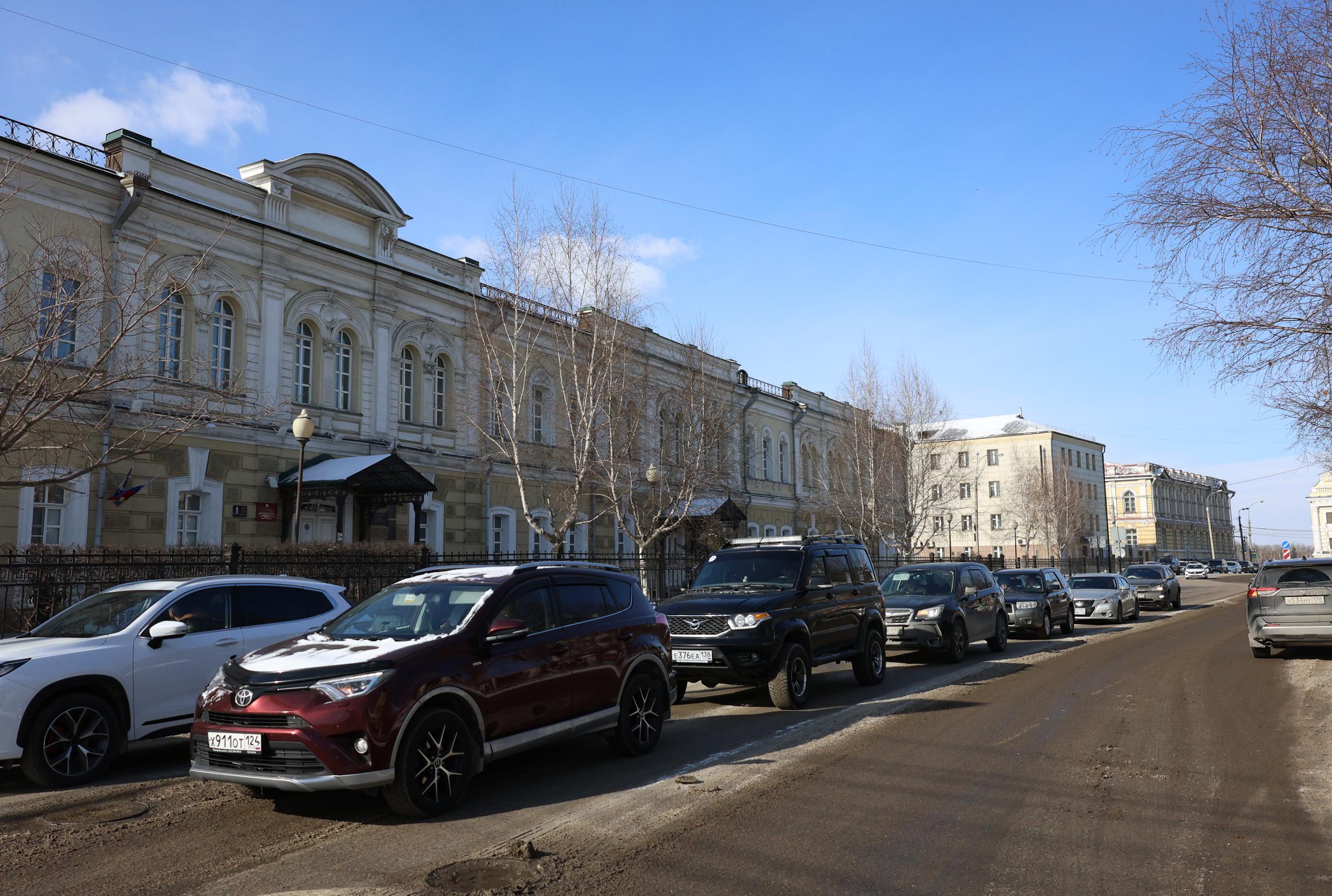 А если прогуляться от Халтурина вдоль Декабрьских Событий, можно приметить вот такой городской пейзаж. Первый снимок сделан в 1976–1981 годах, и первое отличие, которое бросается в глаза, — количество машин на улице. Кроме того, есть ощущение, что деревьев у здания школы № 72 было больше | Источник: Ксения Филимонова / «ИрСити»