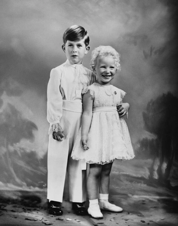 Принцессы Анна с братом на третий день рождения. Дети носят наряды для коронации