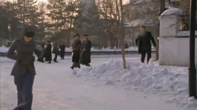 В сериале показан перекресток перед церковью Ильи Пророка зимой | Источник: телесериал «Доктор Живаго» (18+), режиссер Александр Прошкин, 2005 год / кинокомпания «Централ Партнершип»