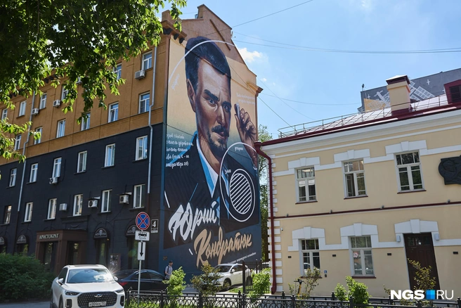 Портрет Юрия Кондратюка на фасаде дома рядом с Музеем космонавтики&nbsp; | Источник: Александр Ощепков / NGS.RU