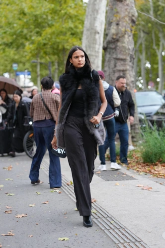 Меховые жилетки снова в тренде, но не те, что мы любили в нулевых Меховые жилетки снова в тренде, но не те, что мы любили в нулевых