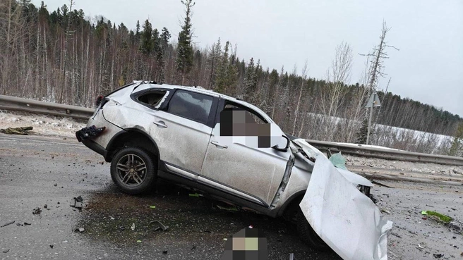 Водитель и пассажир Mitsubishi не выжили | Источник: Госавтоинспекция Югры / T.me