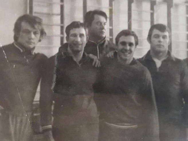 Виталий Стариков (второй слева) среди коллег по борьбе. | Источник: архив Виктора Лукина