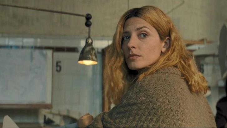 Барбара Ленни в роли Алисии | Источник: Кадр из фильма «Кривые линии бога»