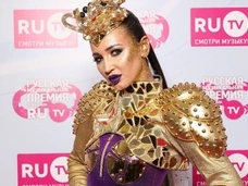 Бузова, Седокова и Гагарина удивили яркими нарядами на музыкальной премии