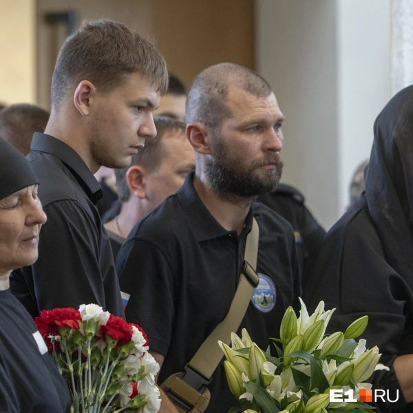 По правую руку от умершей стояли самые близкие — муж Николай (с букетом лилий) и сестра (справа) | Источник: Кирилл Кушнов / E1.RU