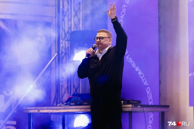 Выходил к выпускникам и губернатор Алексей Текслер | Источник: Наталья Лапцевич