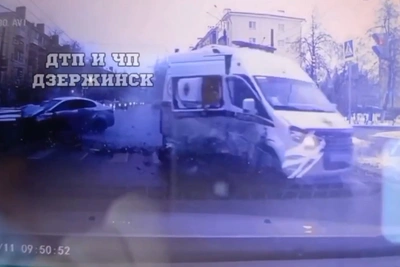 Легковушка врезалась в скорую помощь в Дзержинске — видео ДТП