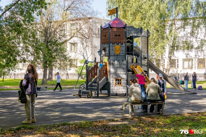 Для детей обустроена площадка в виде замка | Источник: Кирилл Поверинов / 76.RU
