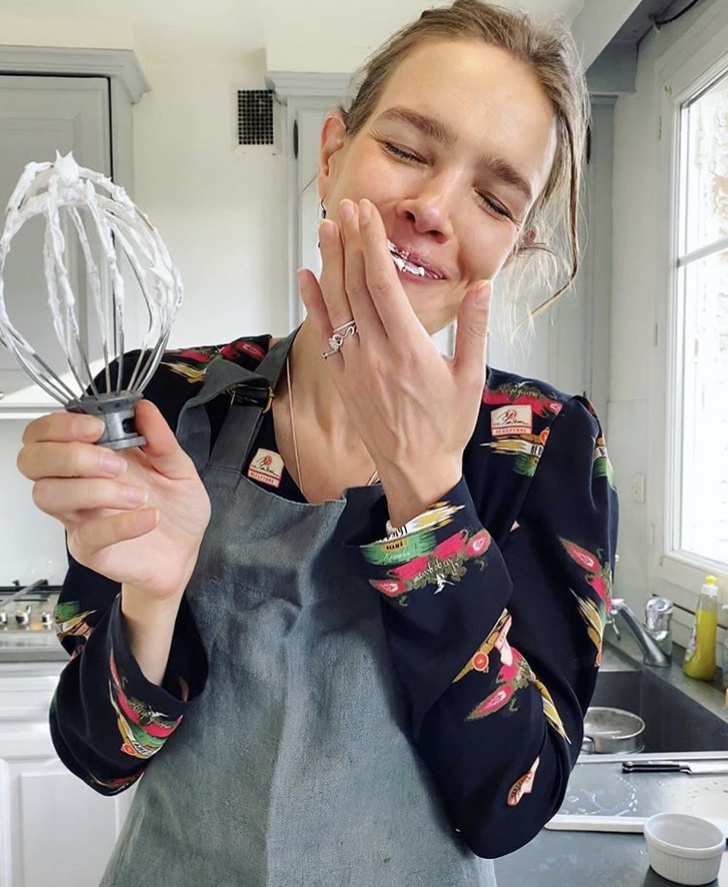 Такой вы ее еще не видели: Наталья Водянова готовит французский десерт