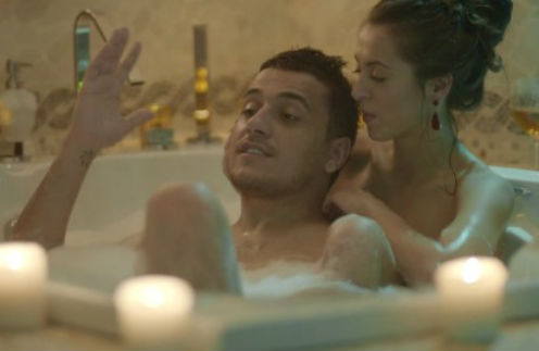 В  «Сладкой жизни» очень много откровенных сцен | Источник: Кадр из сериала